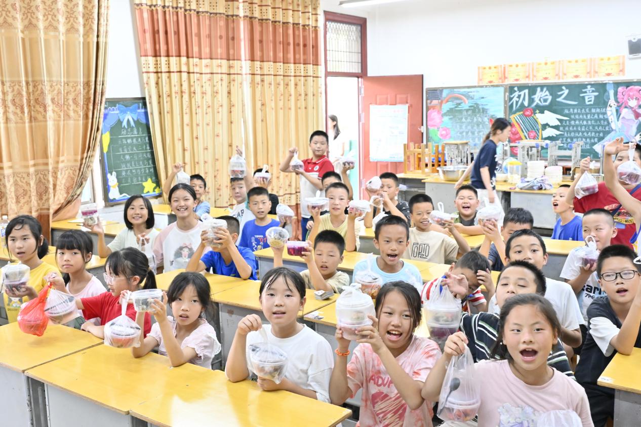 湖南师大饮食研习社“沁爱乡行”暑期社会实践团开展美食实践课