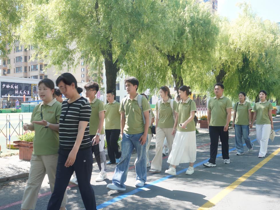 信息管理学院“星火一队”赴宾县第二小学开展图书捐赠活动